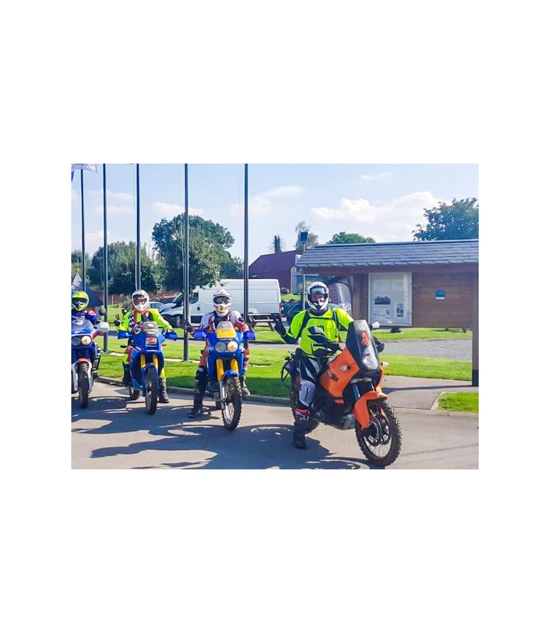 Journée de randonnée en moto avec équipement de pilote intégral et collations - SMARTBOX - Coffret Cadeau Sport & Aventure