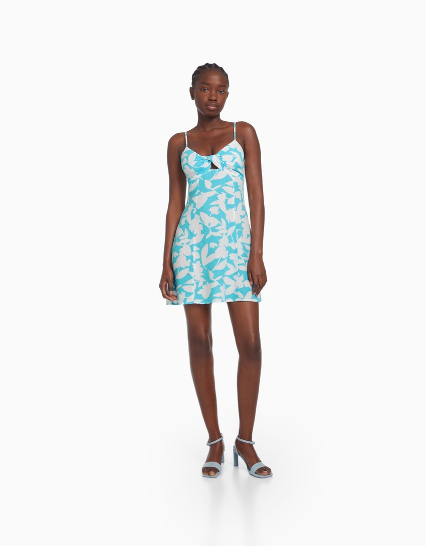 Vestido curto de linho misto com alças finas e detalhe de nó.