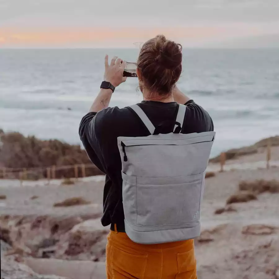 Anna und Oskar Fairer Wickelrucksack Kalle aus recyceltem Material Hellgrau