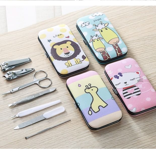 Fenmo - Set van 7: Manicureset van roestvrij staal + oorstokje + pincet + etui met cartoondier (verschillende ontwerpen)