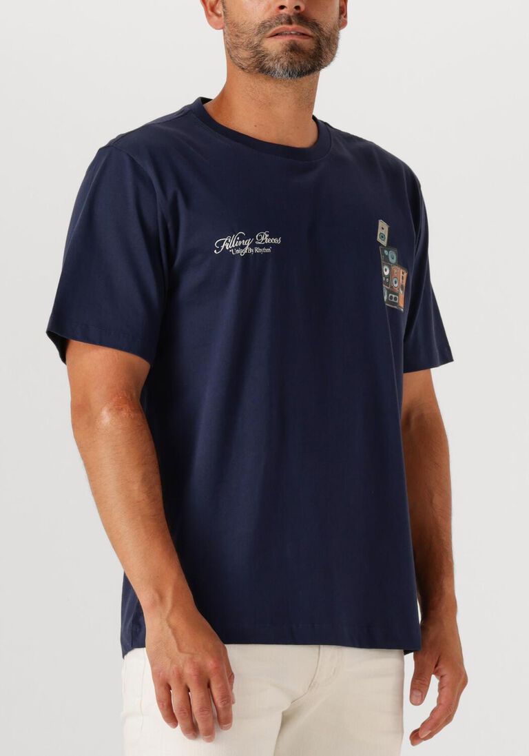 donkerblauwe filling pieces t-shirt t-shirt speaker wall