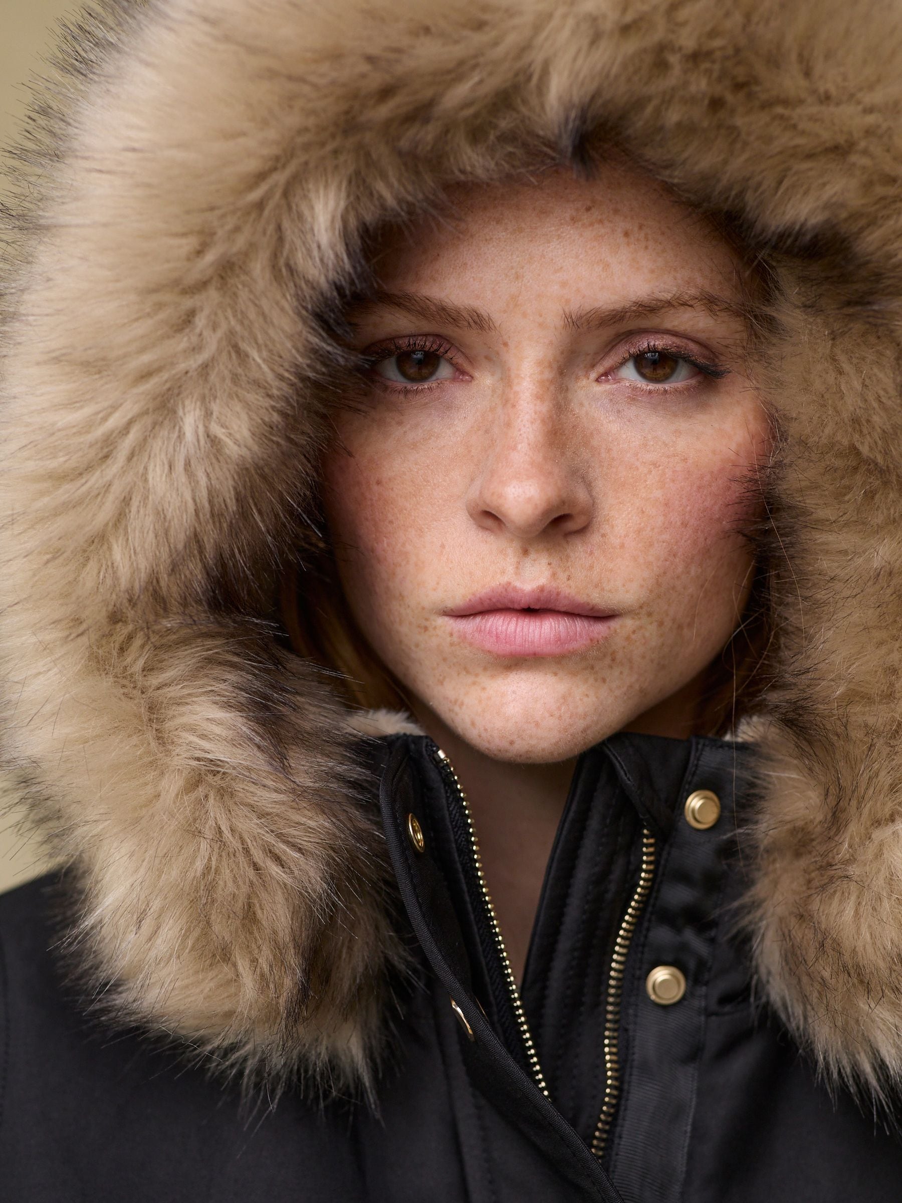 Zwart - Parka met capuchon en imitatiebontkraag