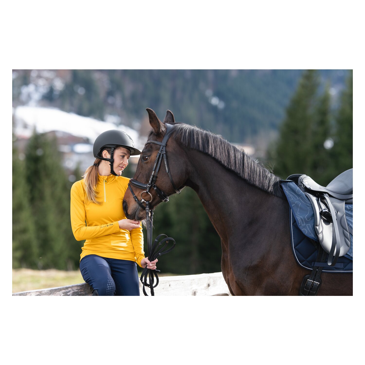 black forest Funktionsshirt mit Rückenprint  - golden yellow