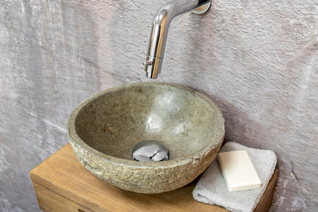 Saniclear Seba fonteinset met bruin eiken plank, rivierstenen waskom en chromen kraan voor in het toilet