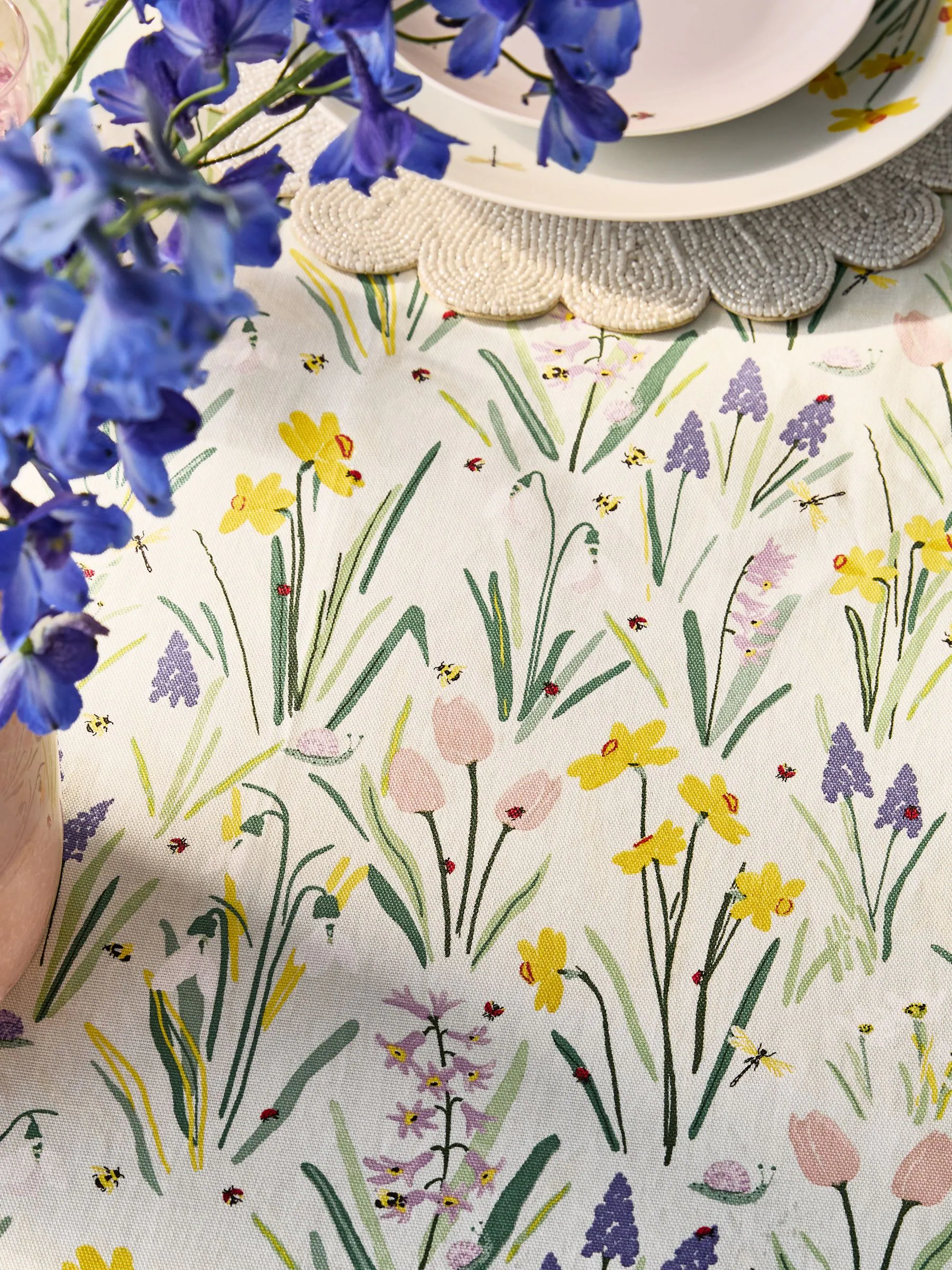 Afneembaar tafelkleed met lila bloemenprint
