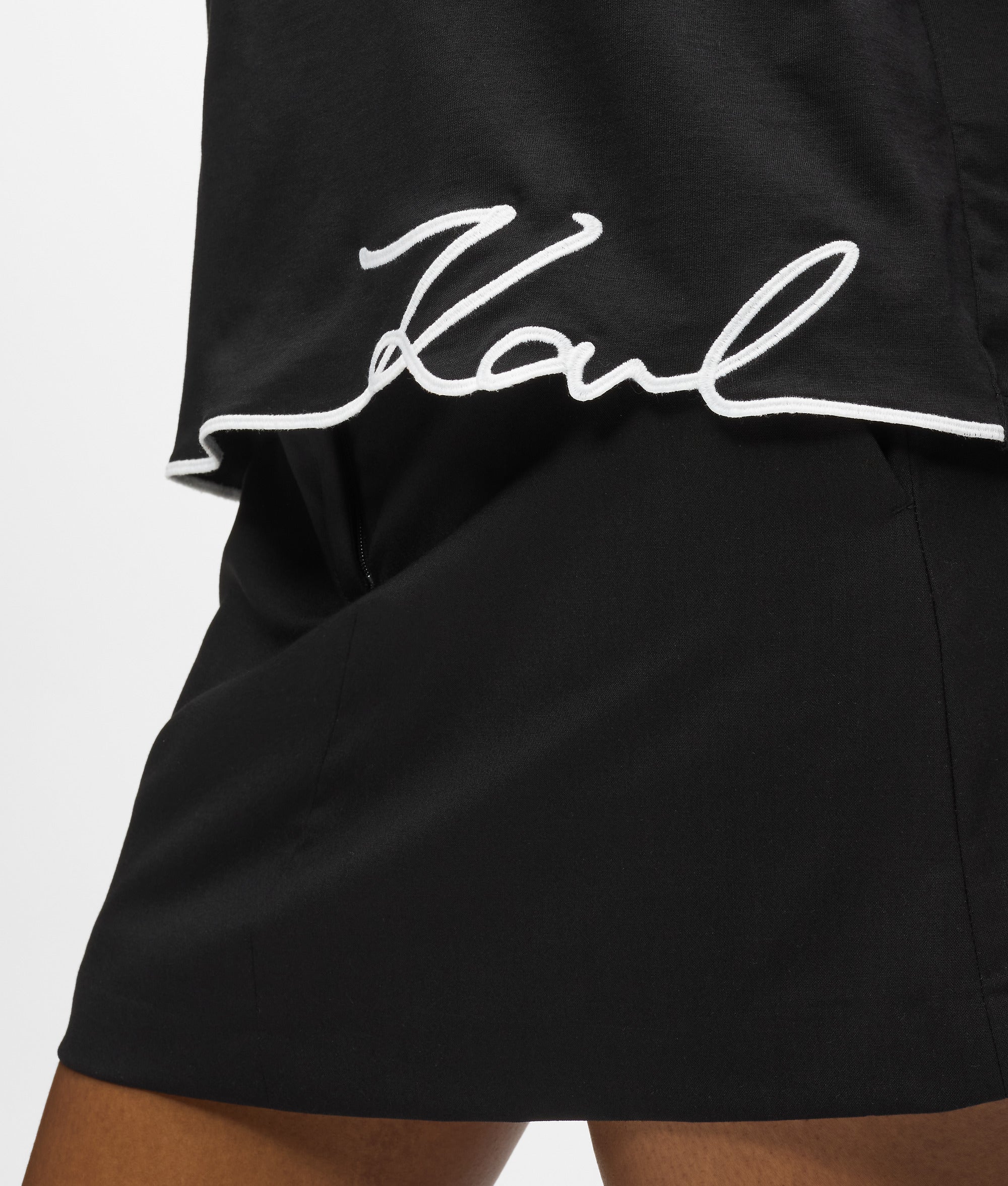 Signature T-shirt met V-hals en zoom