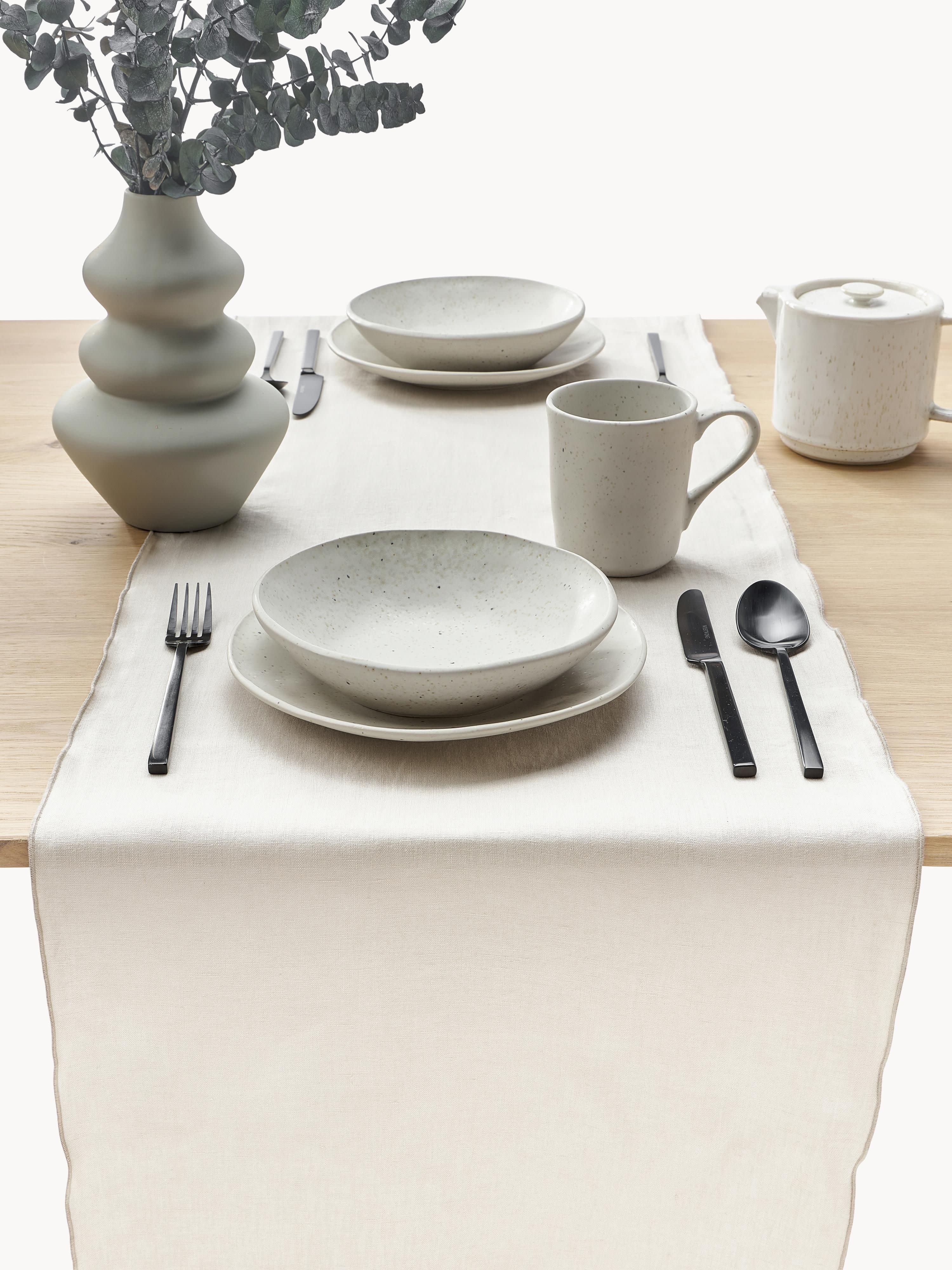 Linnen tafelloper Kennedy met decoratieve randafwerking