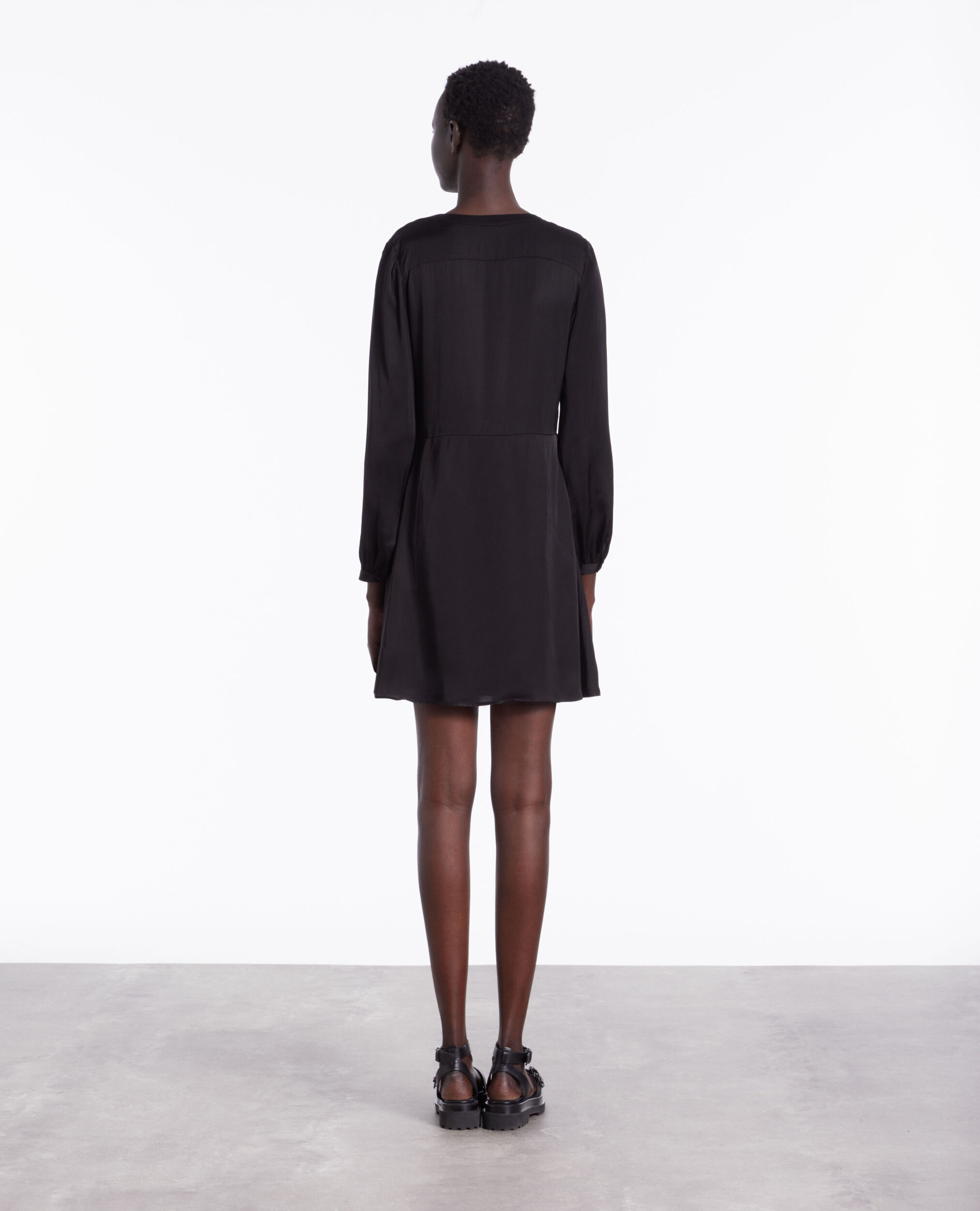 Robe courte noire avec plissage