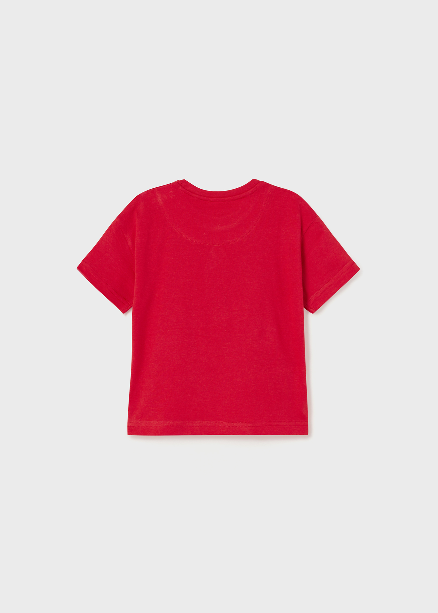 Camiseta infantil com estampa interativa feita de algodão sustentável.