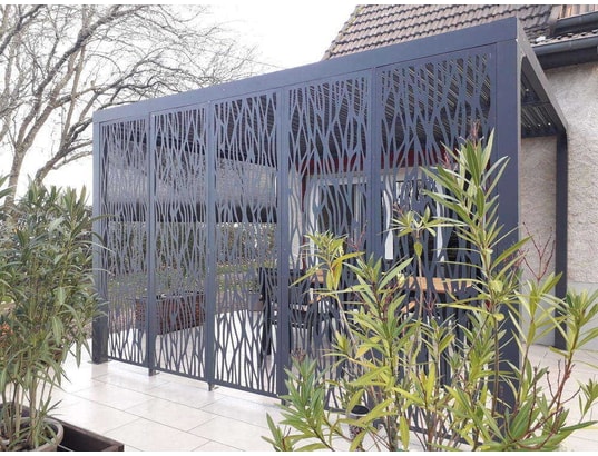 HABRITA - Pergola bioclimatique + rideau manuel côté + panneaux moucha...
