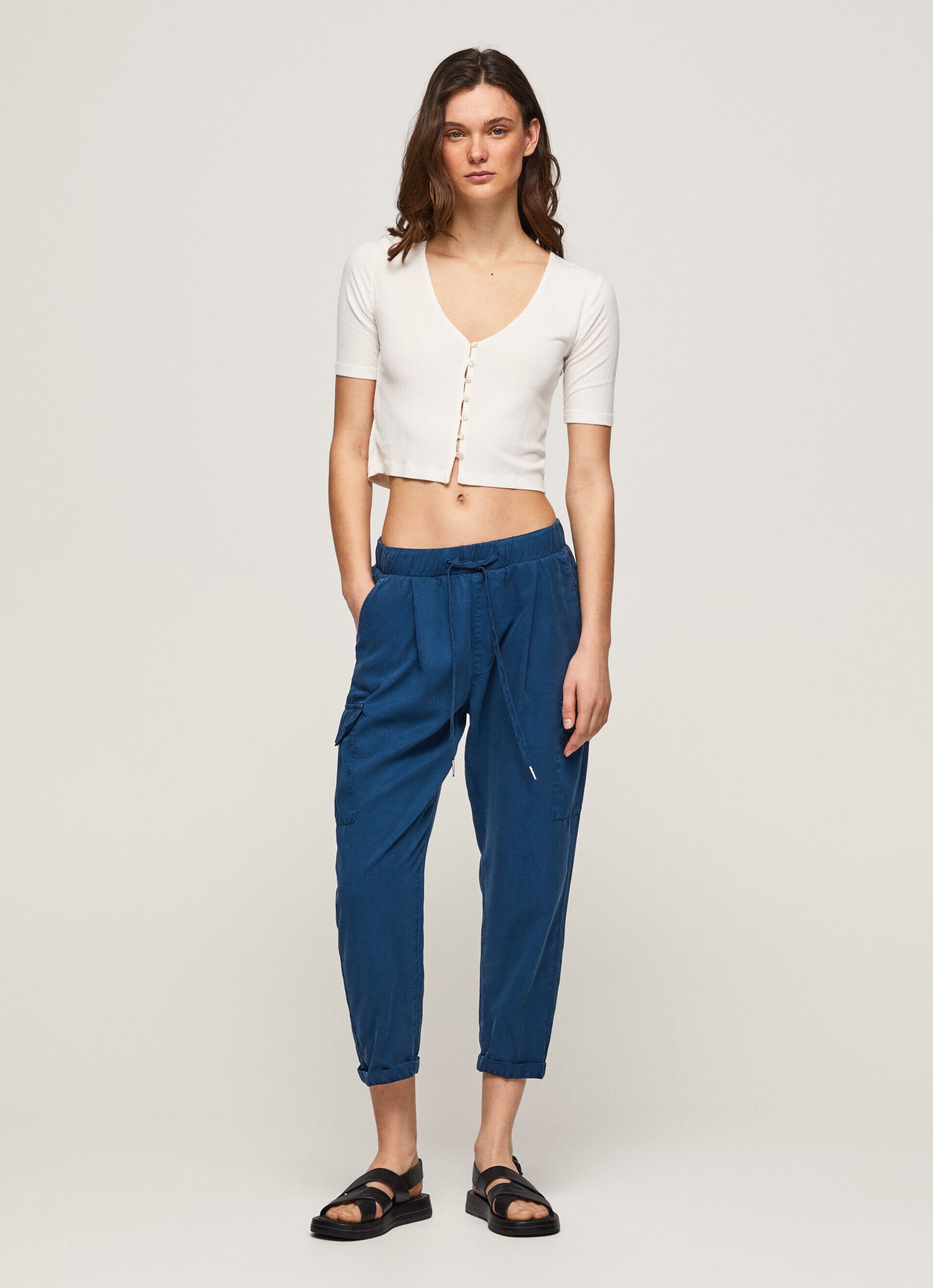 Calça cargo em tecido fluido - azul oceano