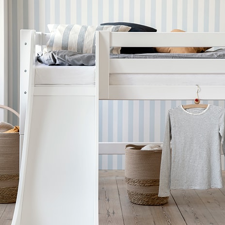 Hoppekids ECO Luxury halvhøj seng med rutsjebane og skrå stige 90x200 cm