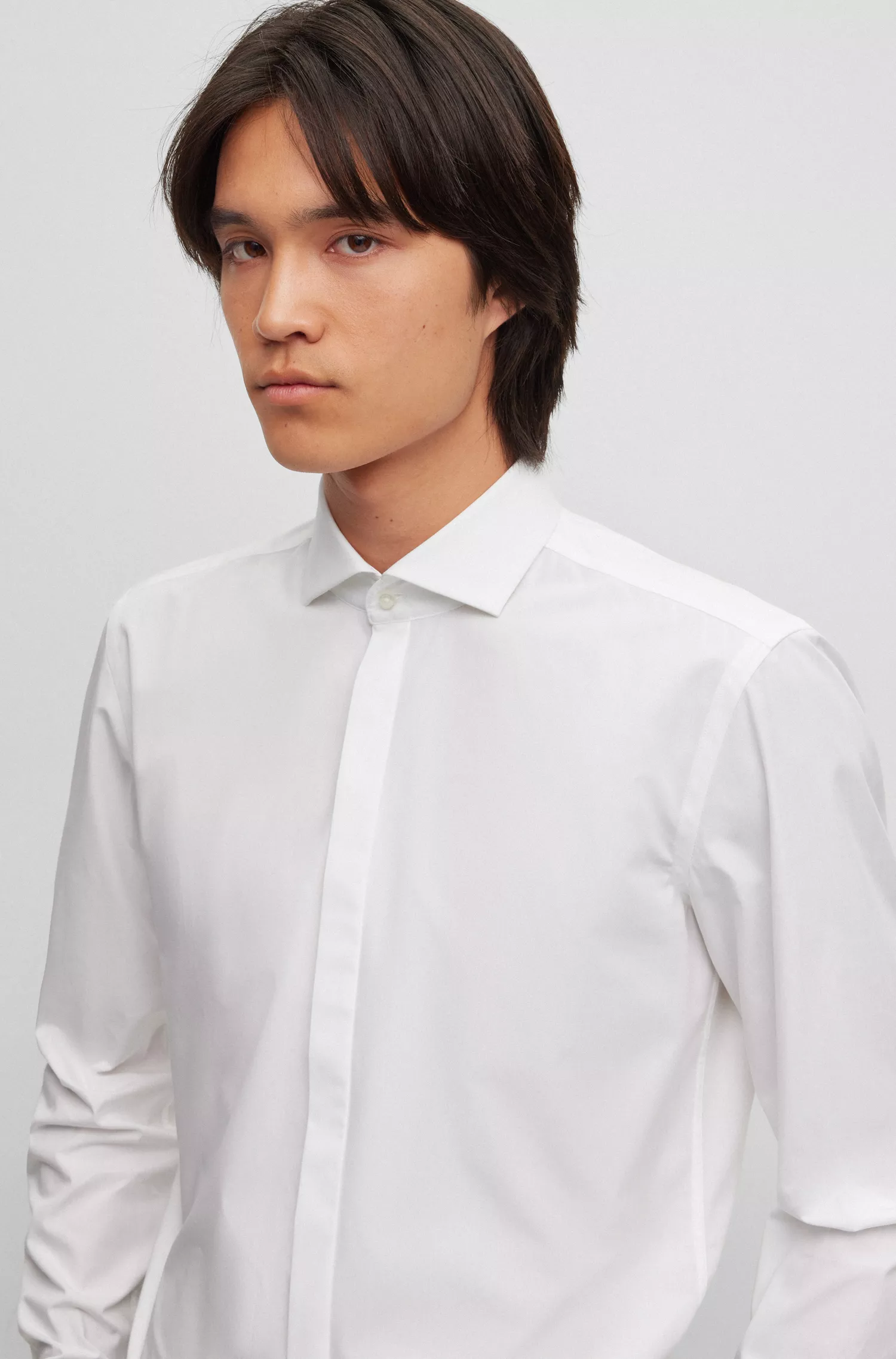 Camisa HUGO vermelha, corte slim, em popeline de algodão fácil de passar.