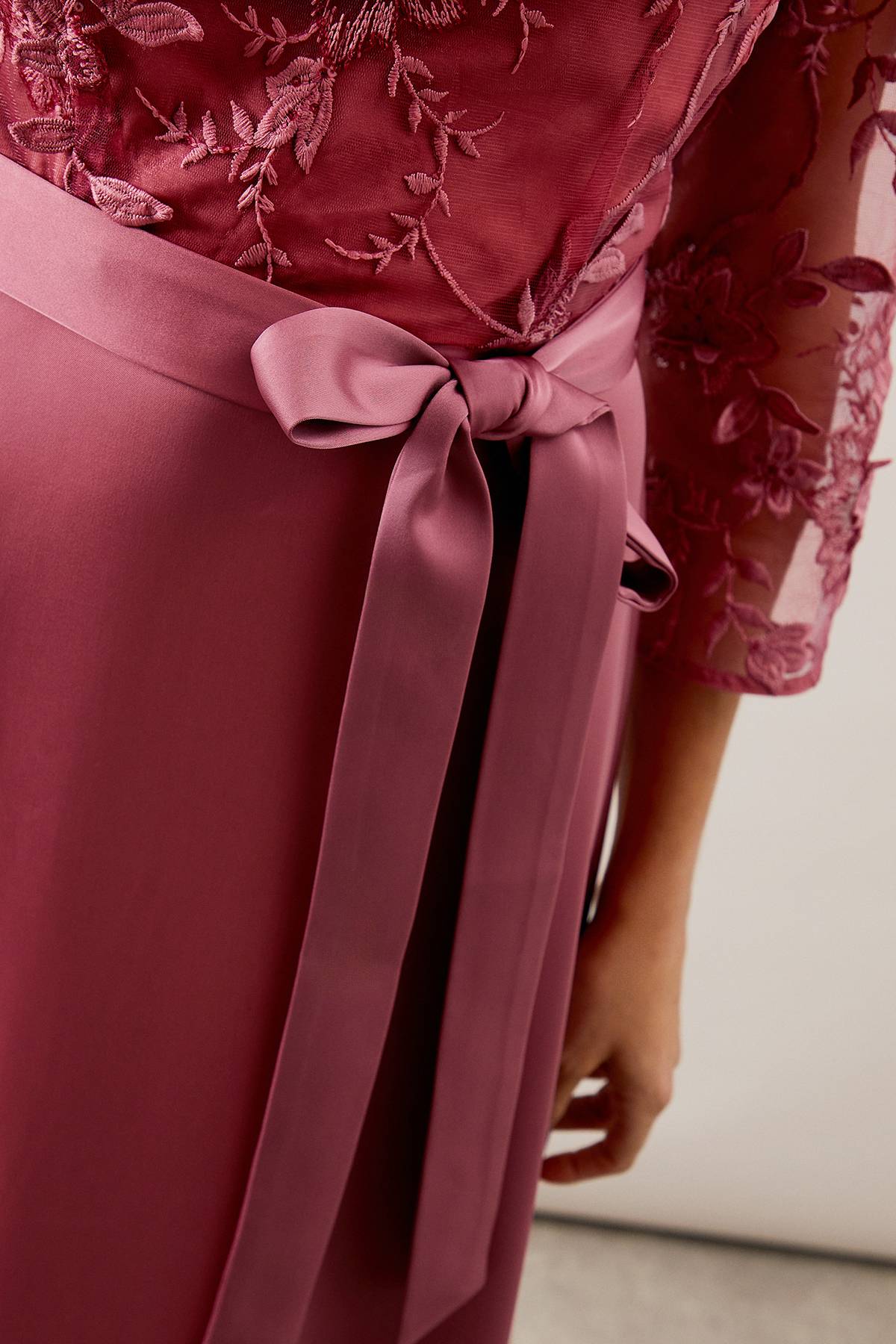 Wallis Robe Ajustée et Évasée d'Occasion en Satin avec Superposition de Mesh