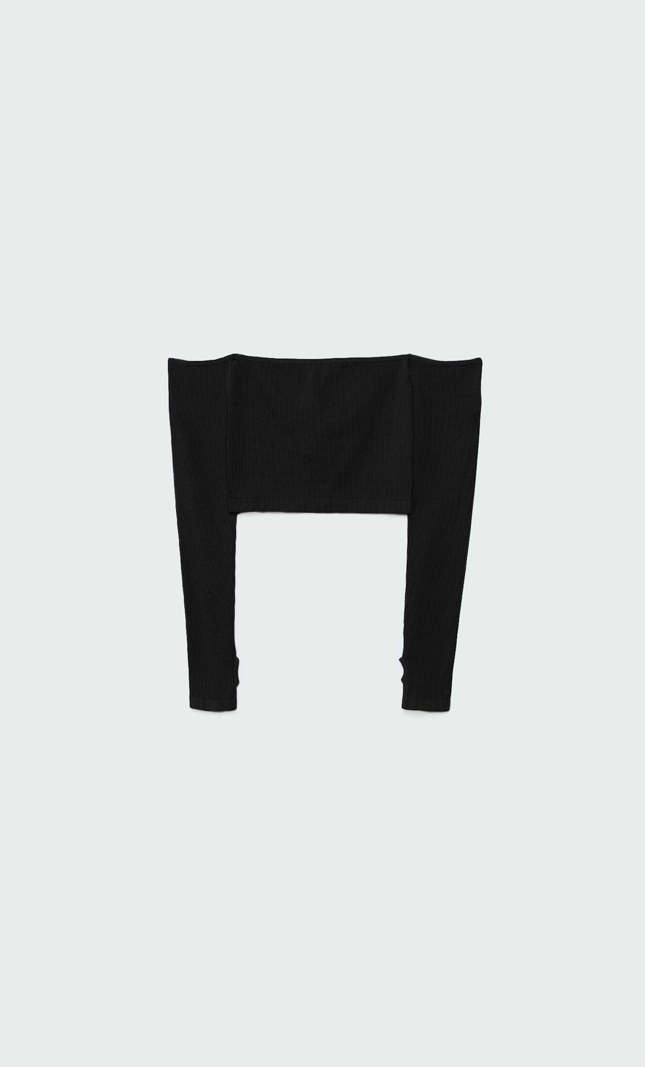 Camiseta sem costuras com ombros à mostra