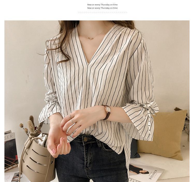 Arroba - Blouse met V-hals en geplooide klokmouwen