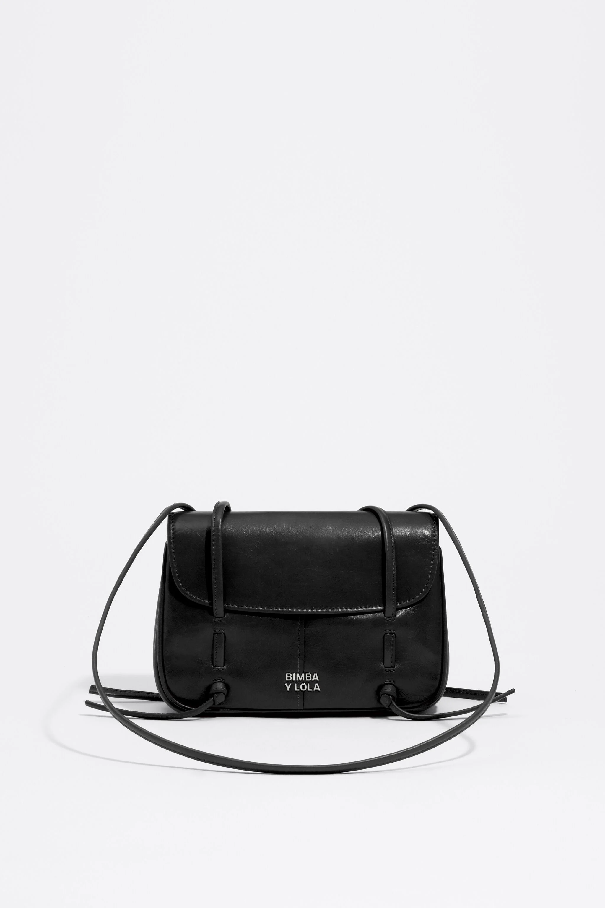 Bolsa mini de couro preta com aba
