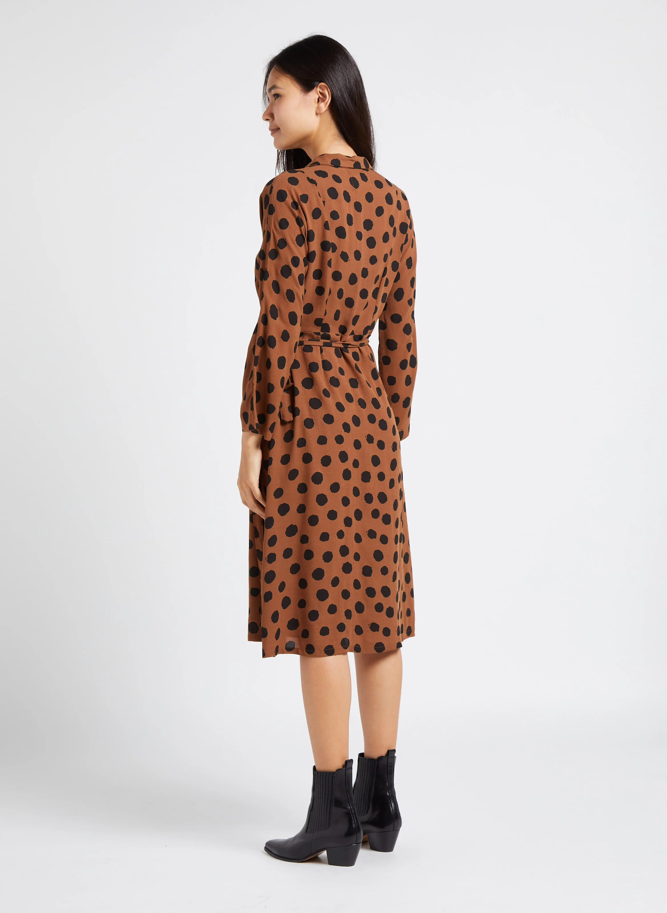 ROLIE - Robe midi évasée col tailleur imprimé | Marron