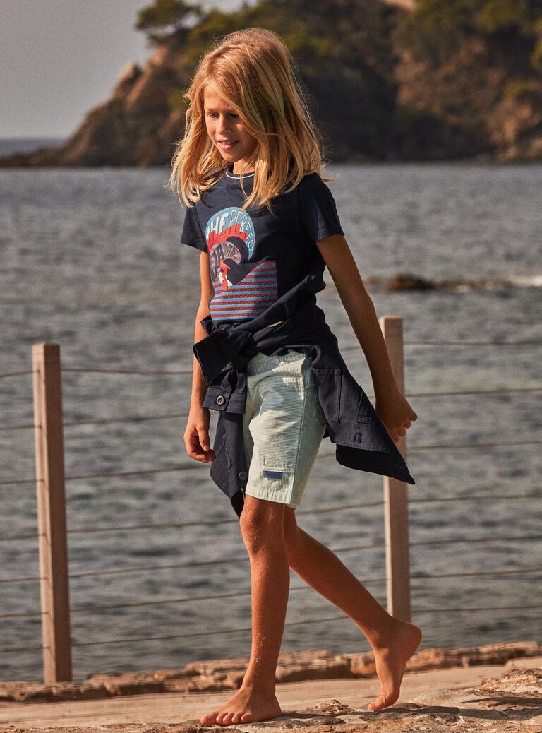 T-shirt bleu marine avec vague et surfeur