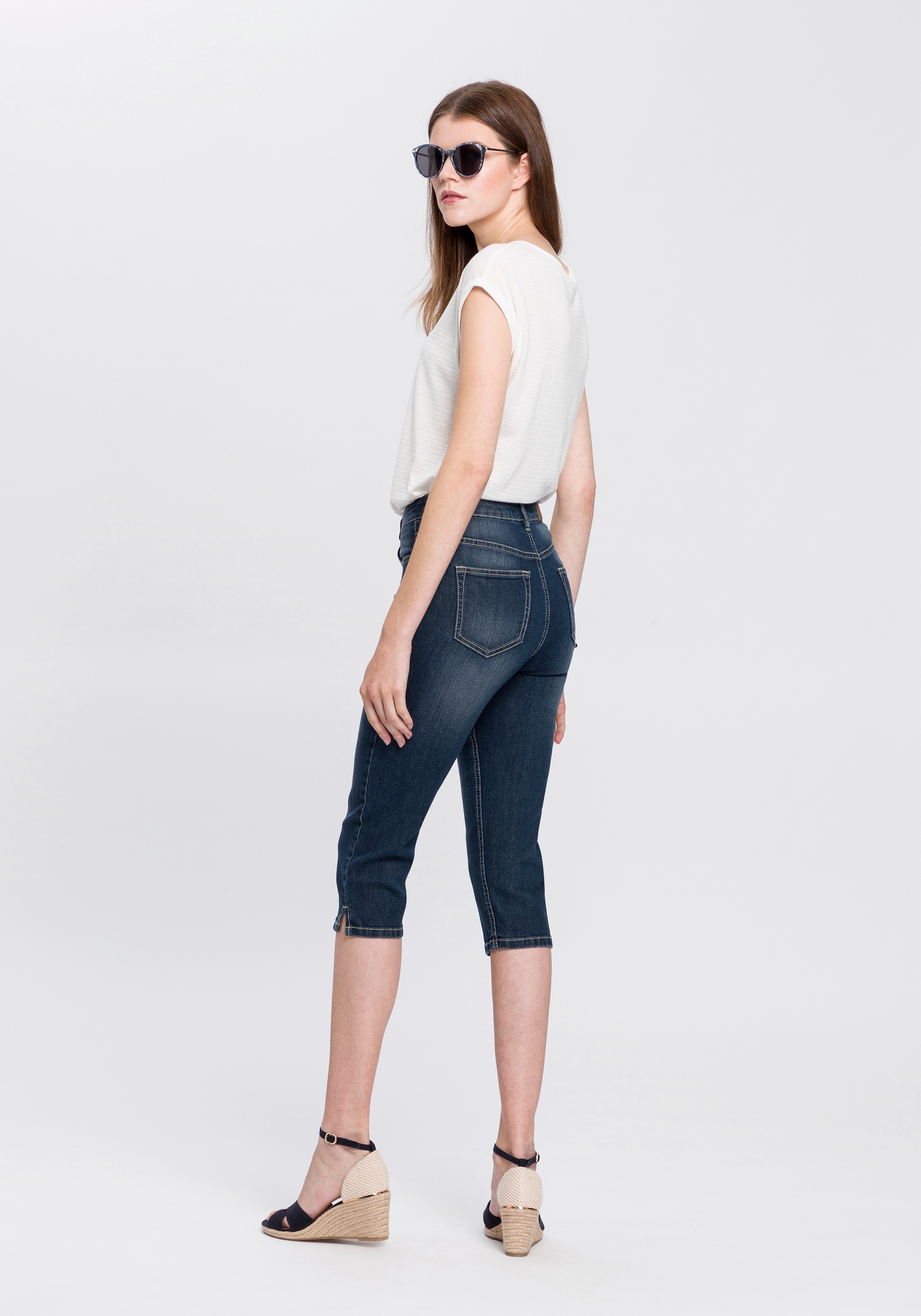 Arizona Caprijeans »mit Schlitz am Saum«, schmale Passform,  mit stylischen Nieten,  hohe Taille
