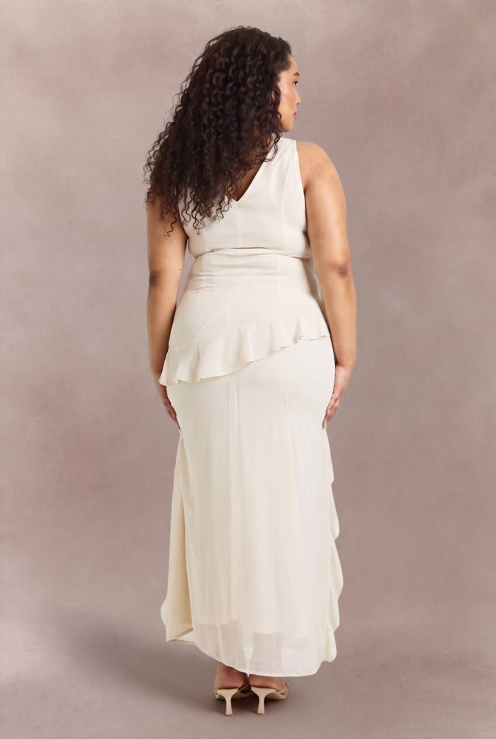 boohoo Robe Maxi Grande Taille À Volant Asymétrique À La Taille