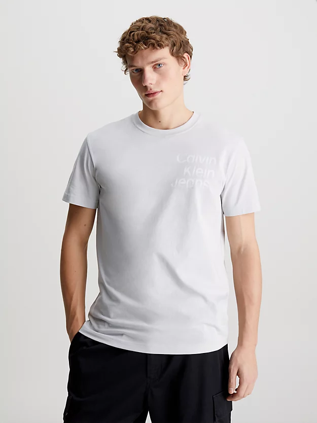 Camiseta com logotipo