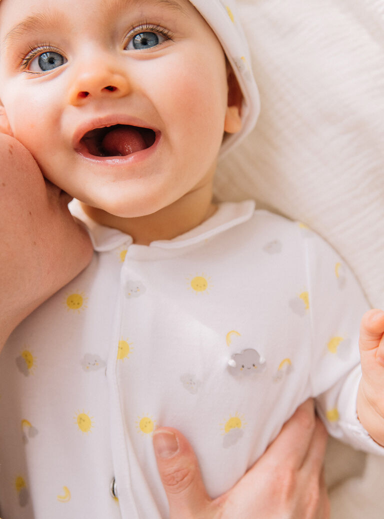 Pyjama et bonnet de naissance blancs à imprimé nuages et soleils