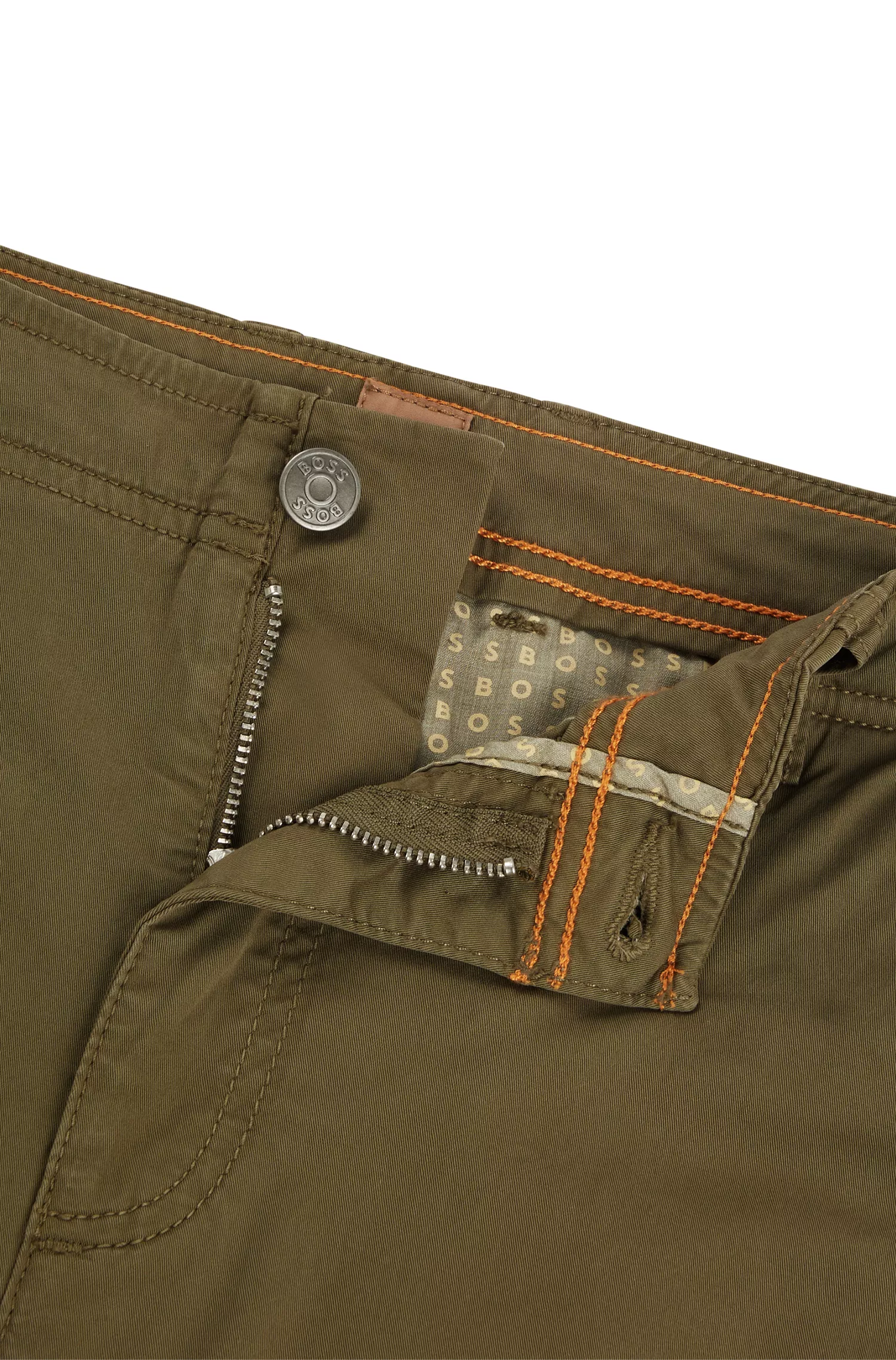 Calça chino BOSS preta, corte regular, em algodão orgânico elástico.