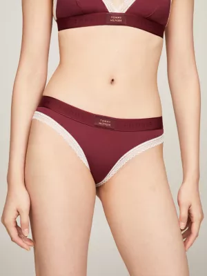 Calcinhas com cós com detalhe em renda e logotipo.