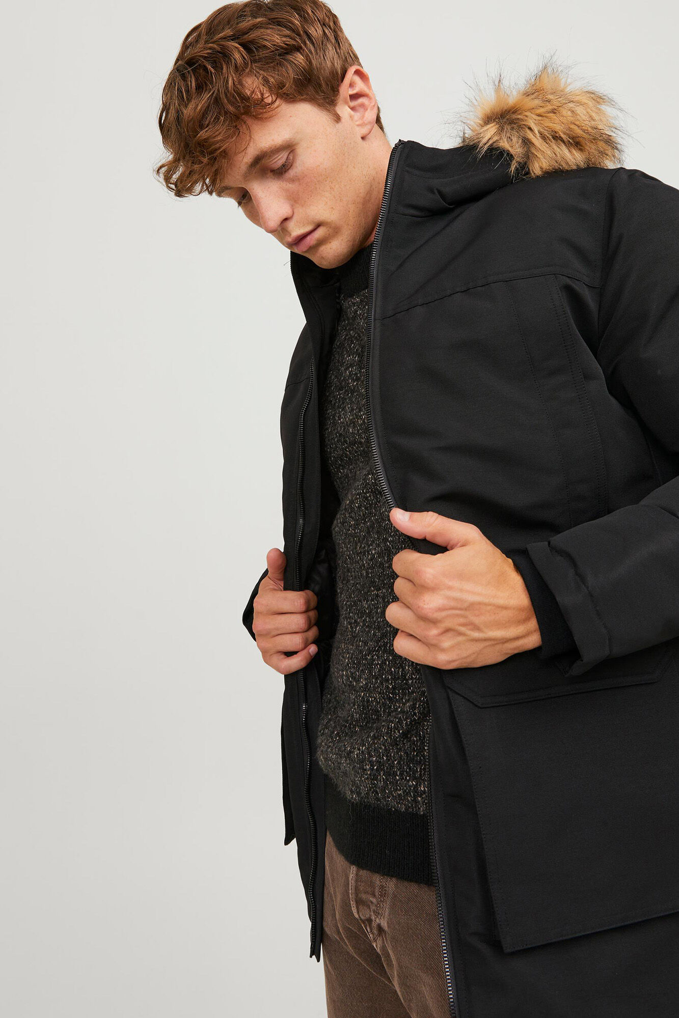 Parka com capuz e forro de penas