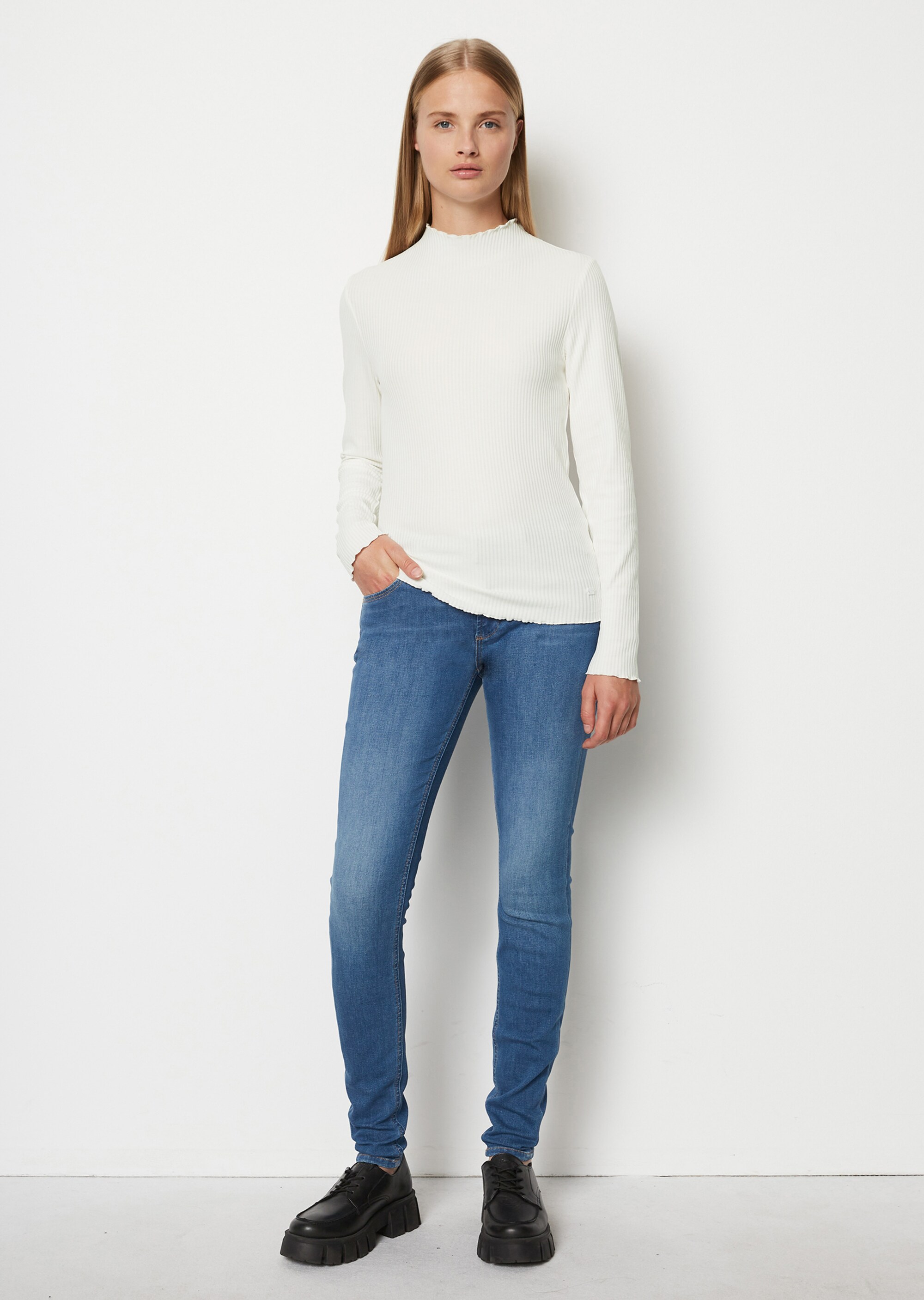 Longlseeve fittedaus geripptem Interlock-Jersey