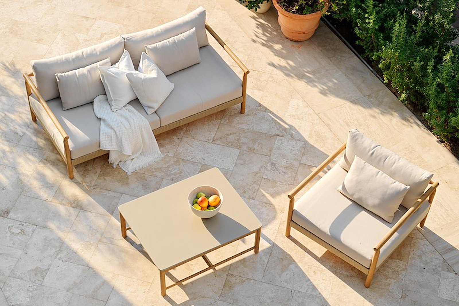 Berga loungestol Hagestol i heltre teakfarget acasie ramme og puter med beige tekstil.