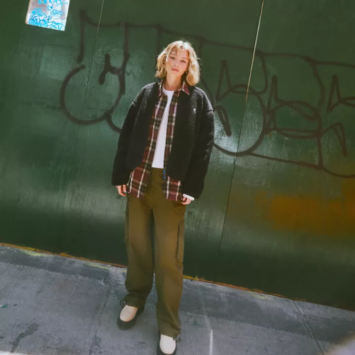 Jaqueta bomber de lã feminina na cor preta.