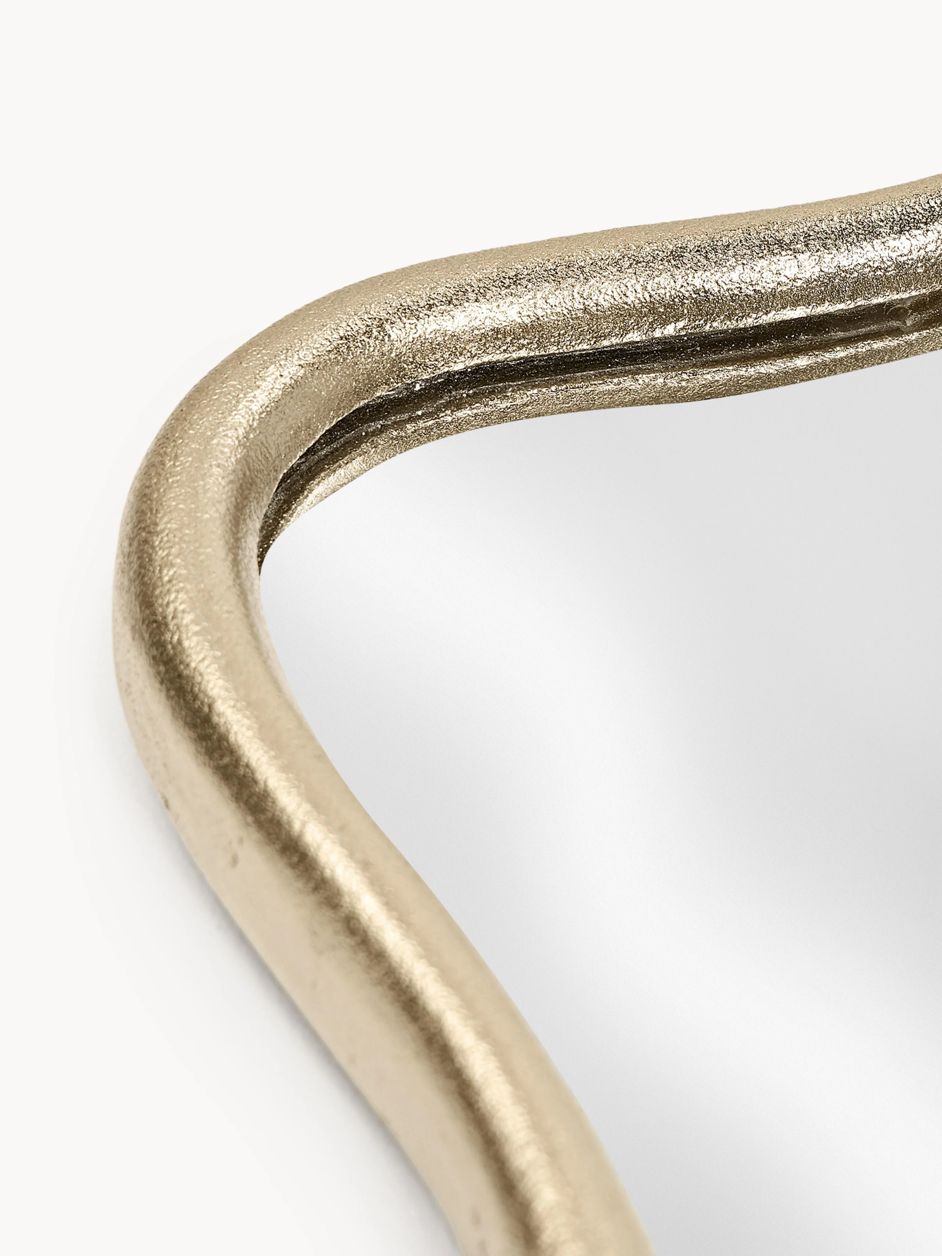 Wandspiegel Reggie met een golvend metalen lijst