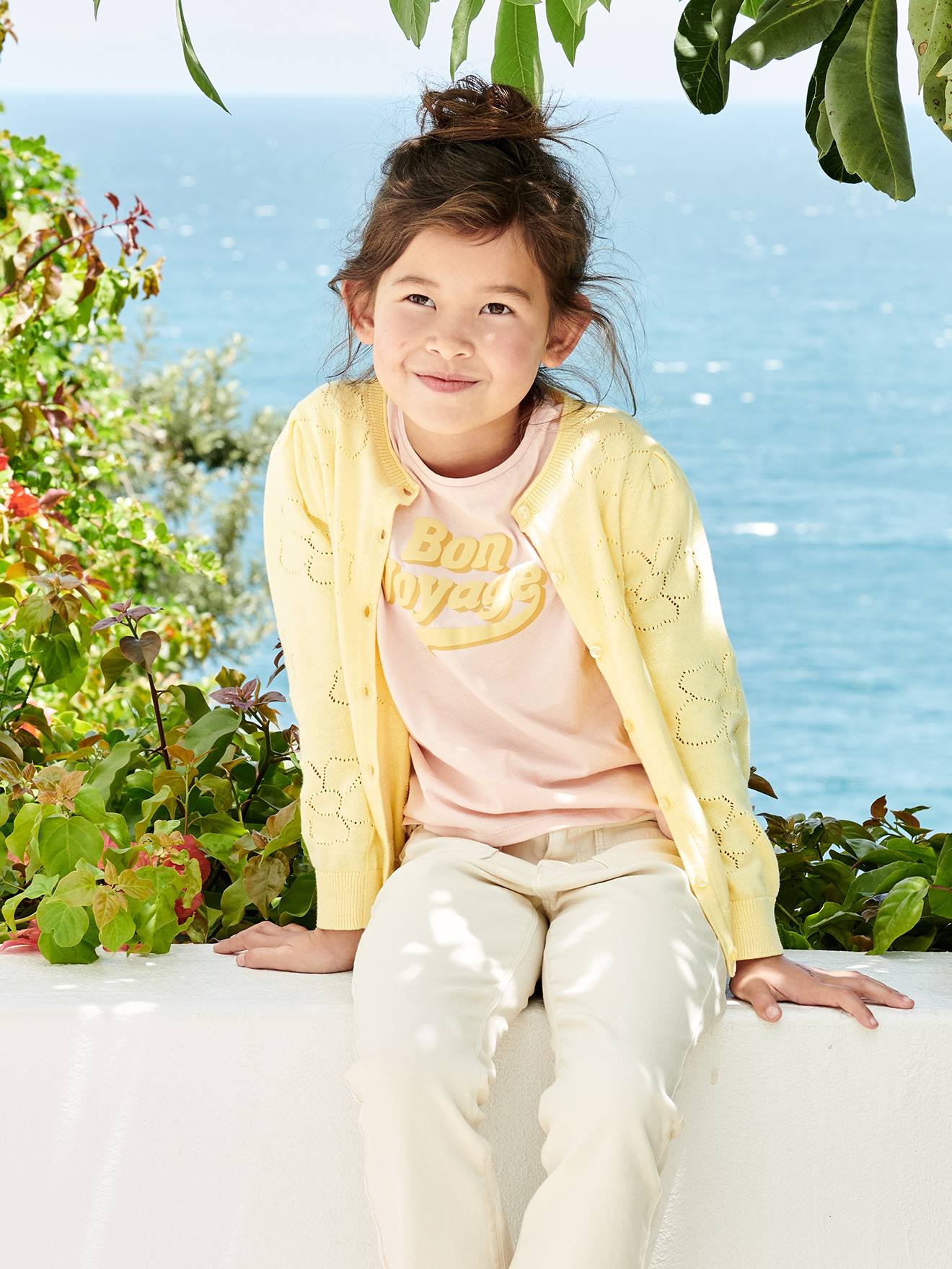Casaquinho de tricô amarelo com estampa floral para meninas