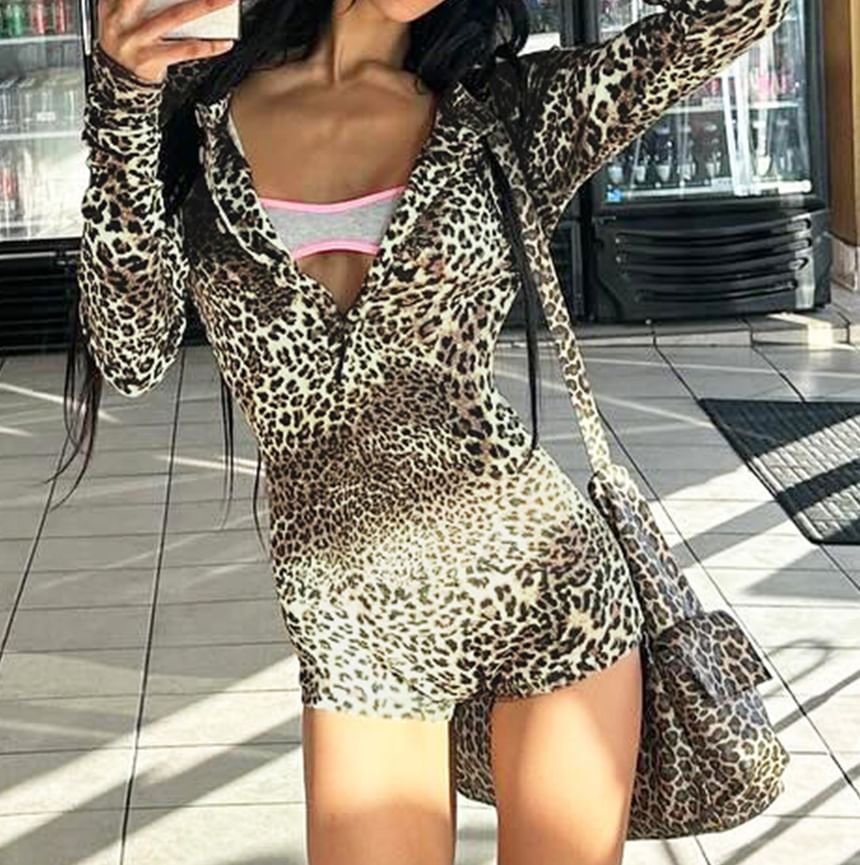 Sheparon - Henley romper met lange mouwen en luipaardprint en slanke pasvorm