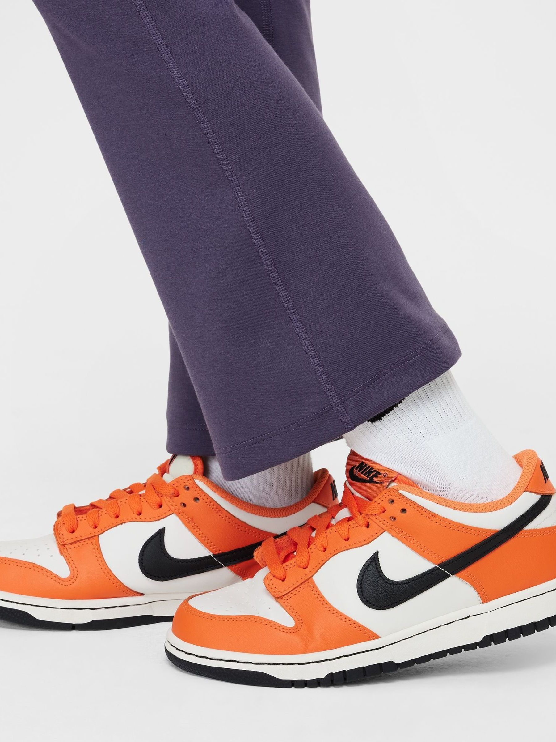 Paarse Raisin - Nike flared legging met hoge taille