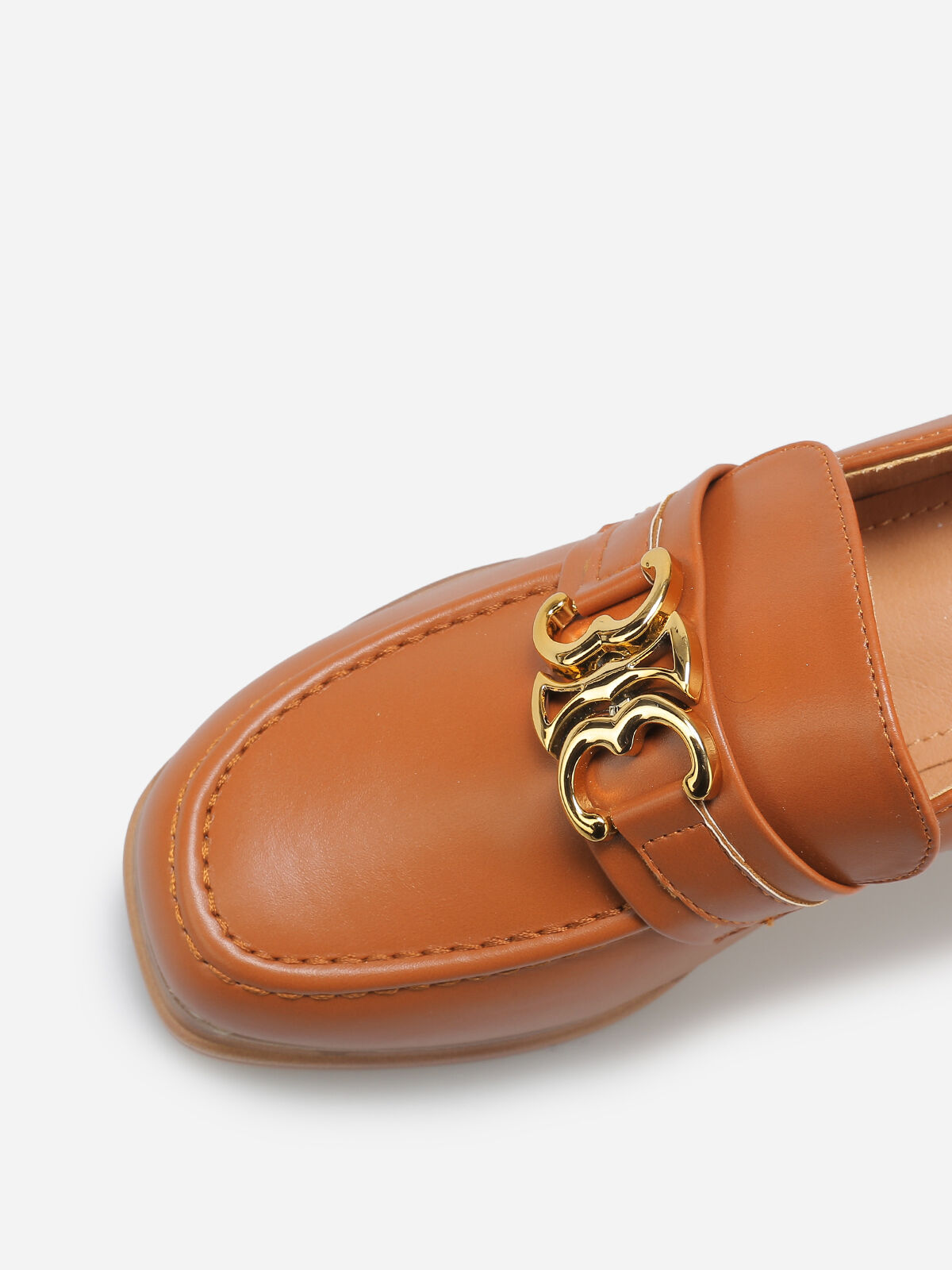 Mocassins à talon et boucle dorée- Camel