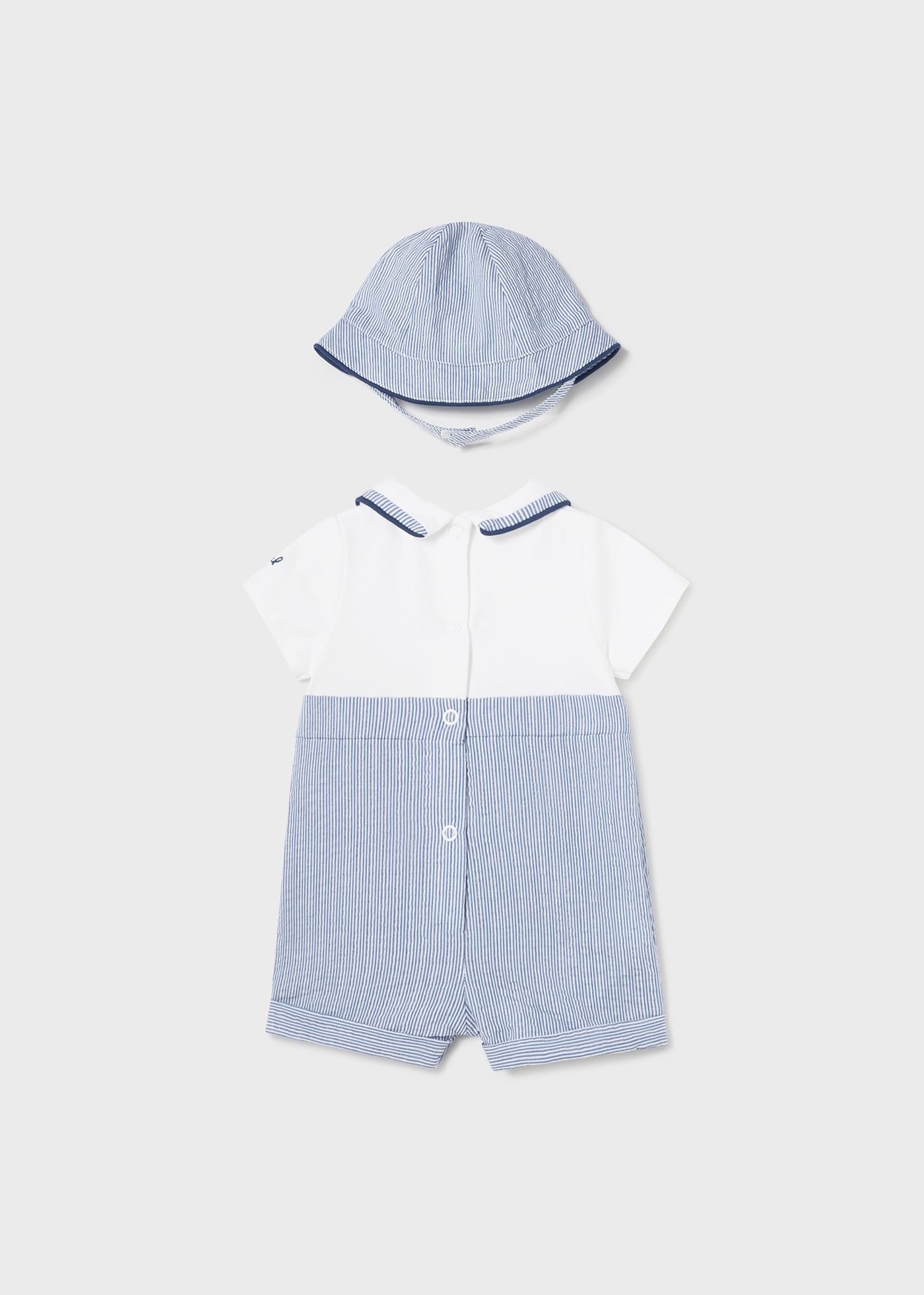 Macacão Better Cotton para recém-nascido em tecido seersucker com gorro.