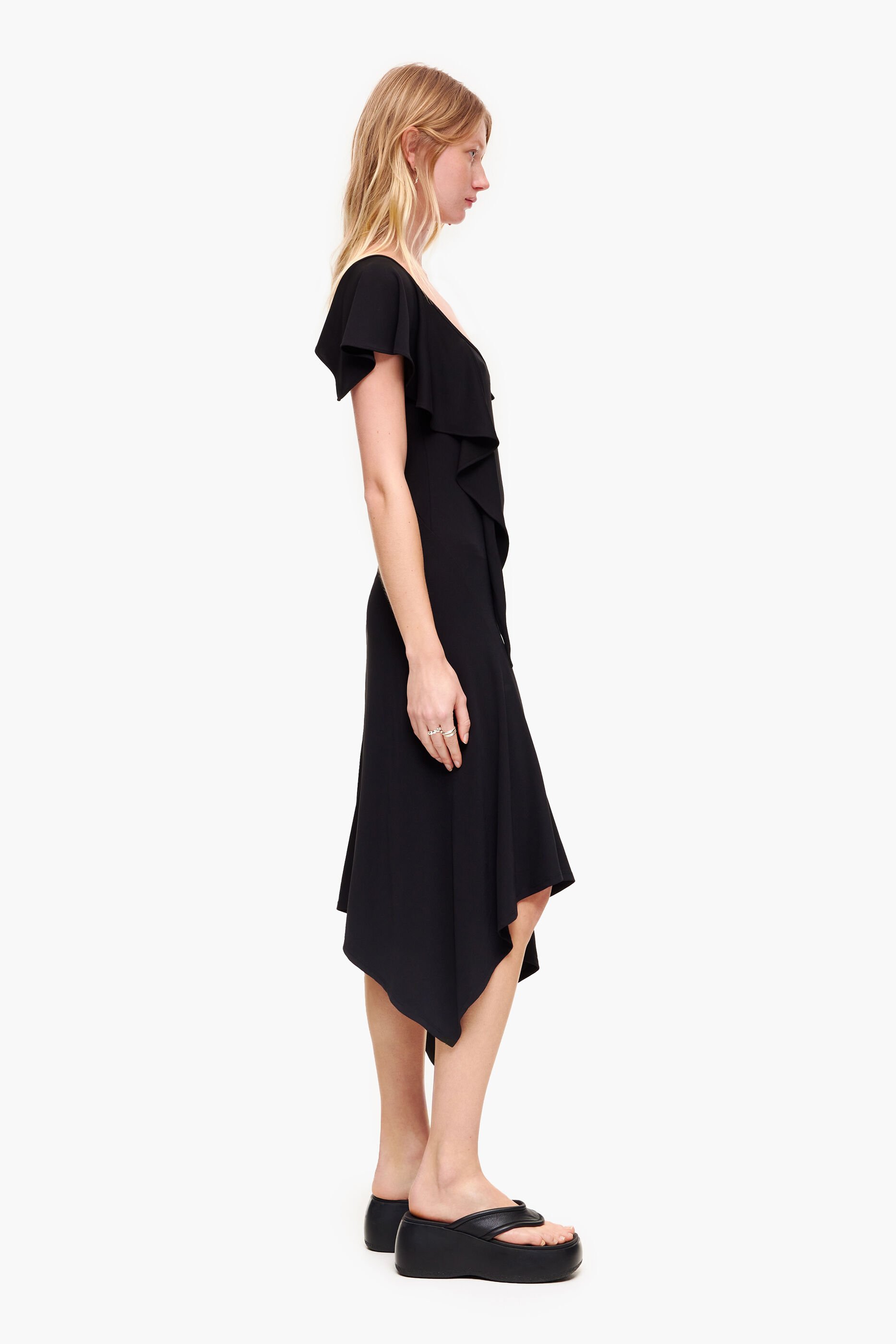Vestido preto assimétrico e fluido