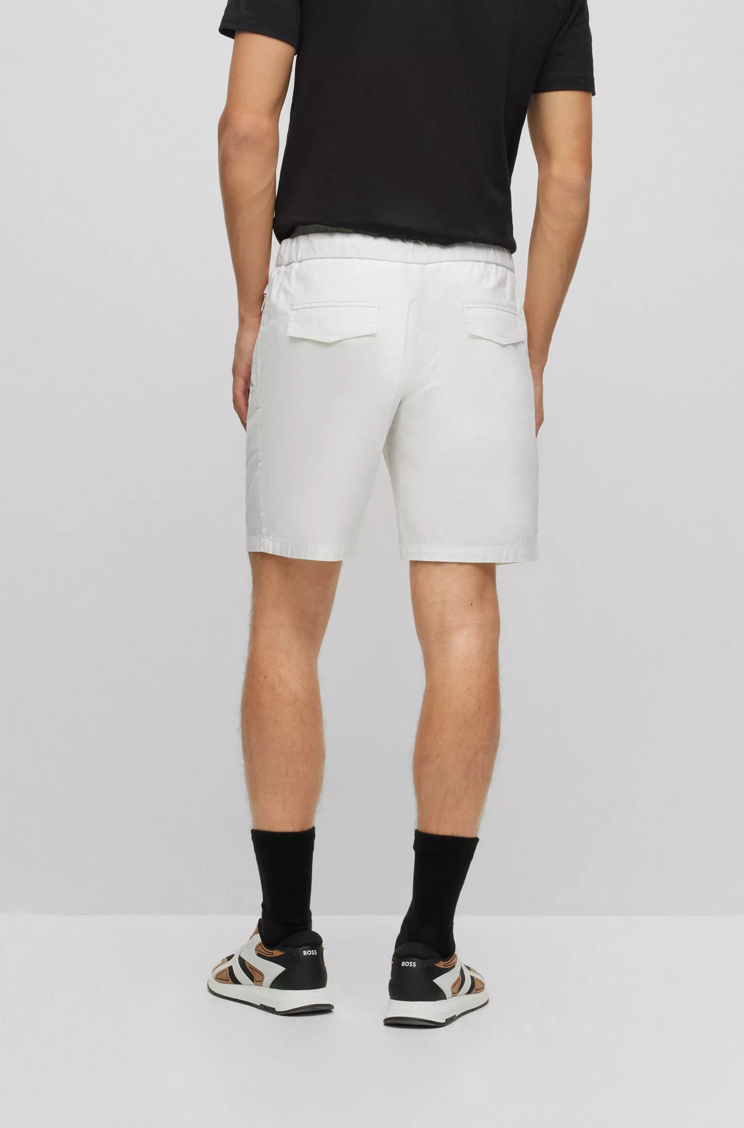Shorts BOSS pretos de corte relaxado em algodão elástico com toque de papel.