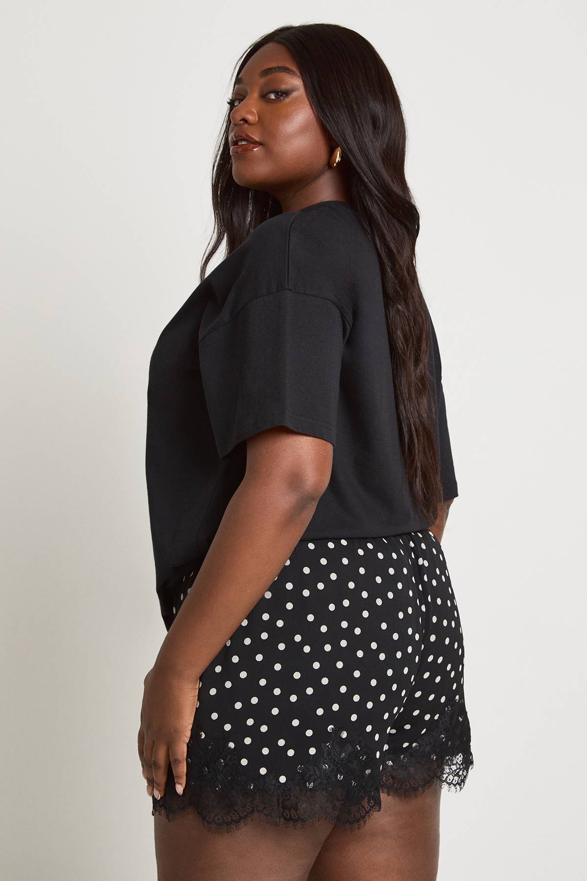 boohoo Short En Mousseline Avec Bordure En Dentelle Grande Taille