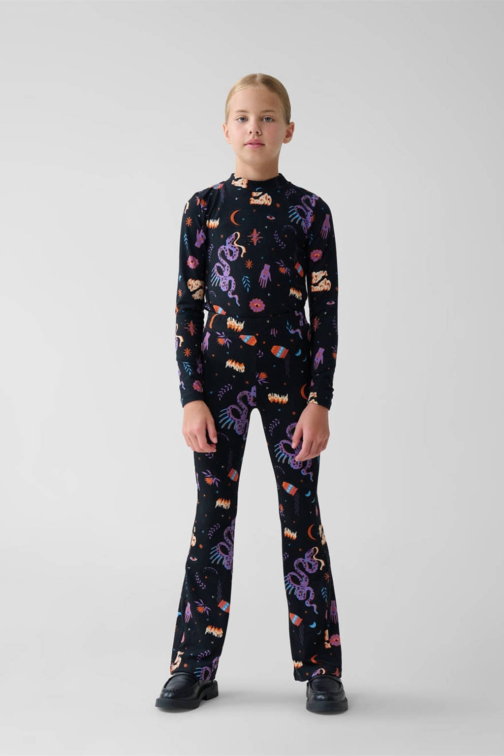 Shoeby high waist flared broek met all over print zwart/oranje/paars