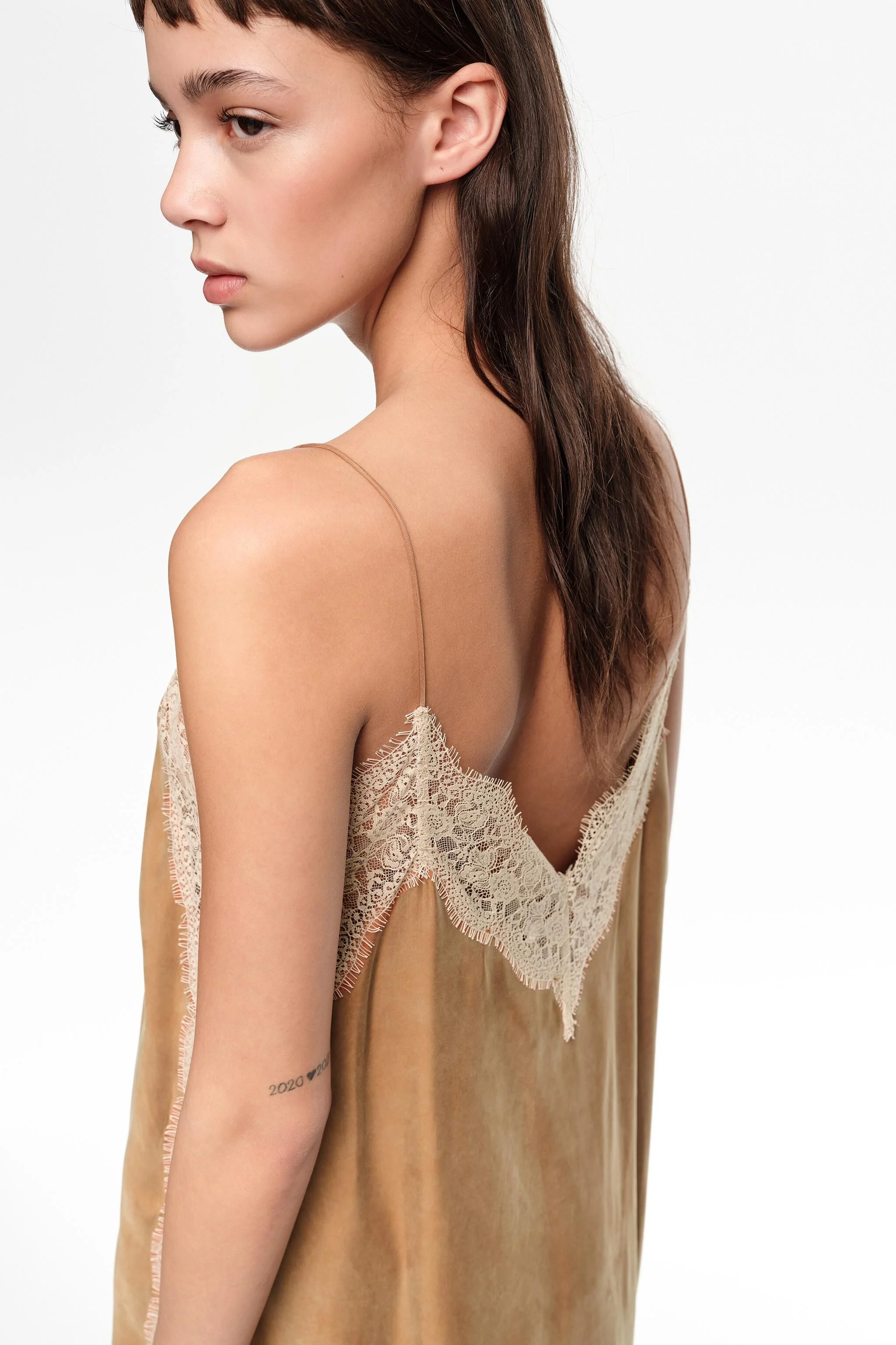 Vestido de alças cor caramelo com renda contrastante
