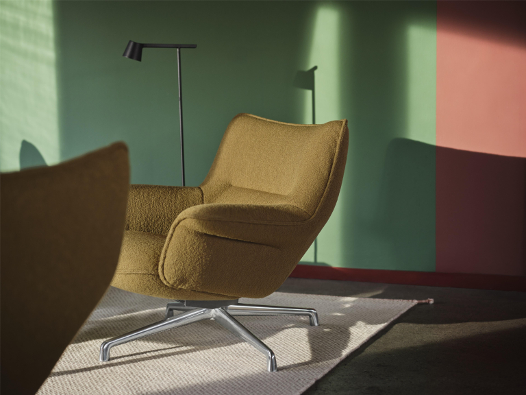 Muuto Doze fauteuil low met swivel en zwart onderstel Cognac leather