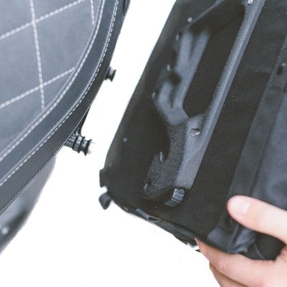 Sacoches cavalières SW-MOTECH Legend Gear set (13.5 litres) avec support coté gauche l'unité - Noir