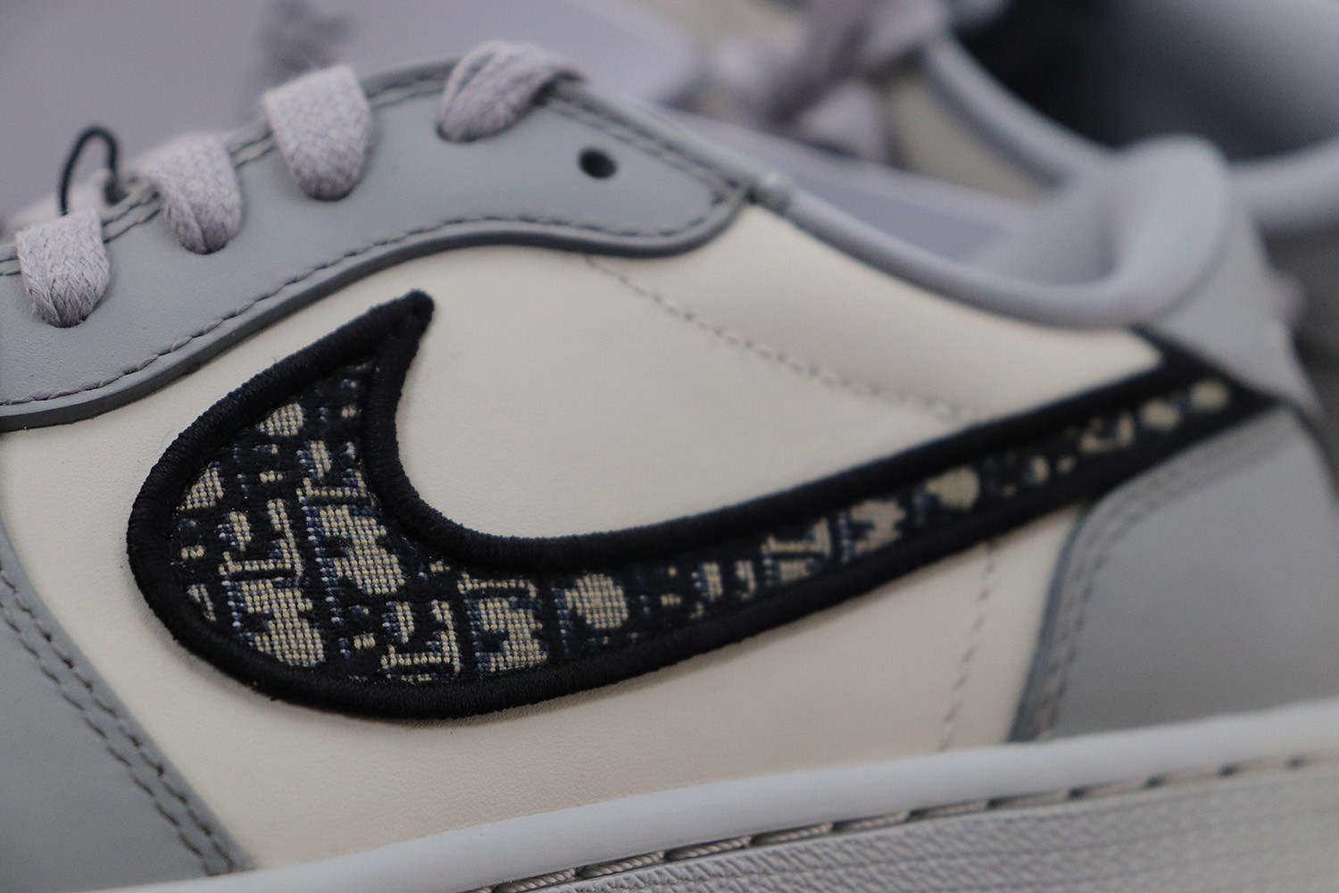 DIOR × AIR JORDAN 1 LOW (Original Box)