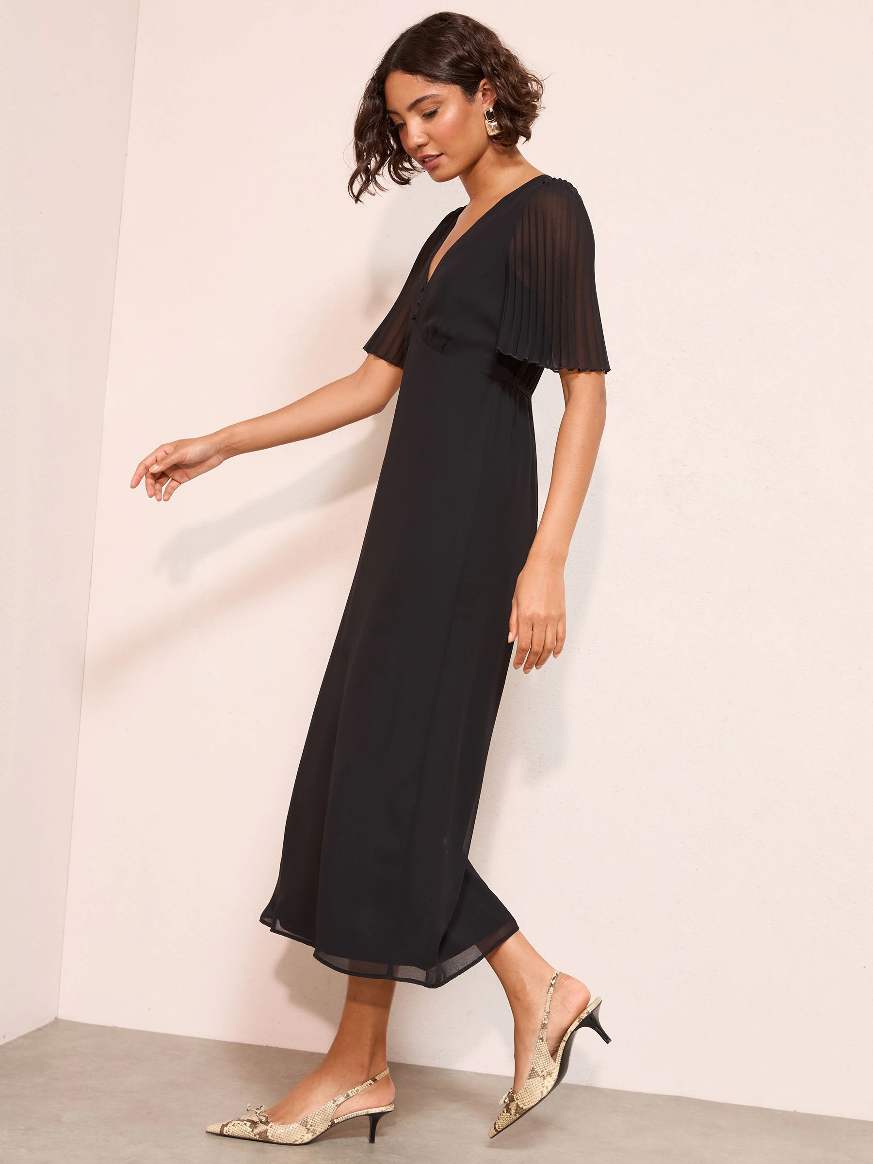 Zwart - Friends Like These Chiffon Pleated Angel Sleeve V-Neck Button Midi Dress