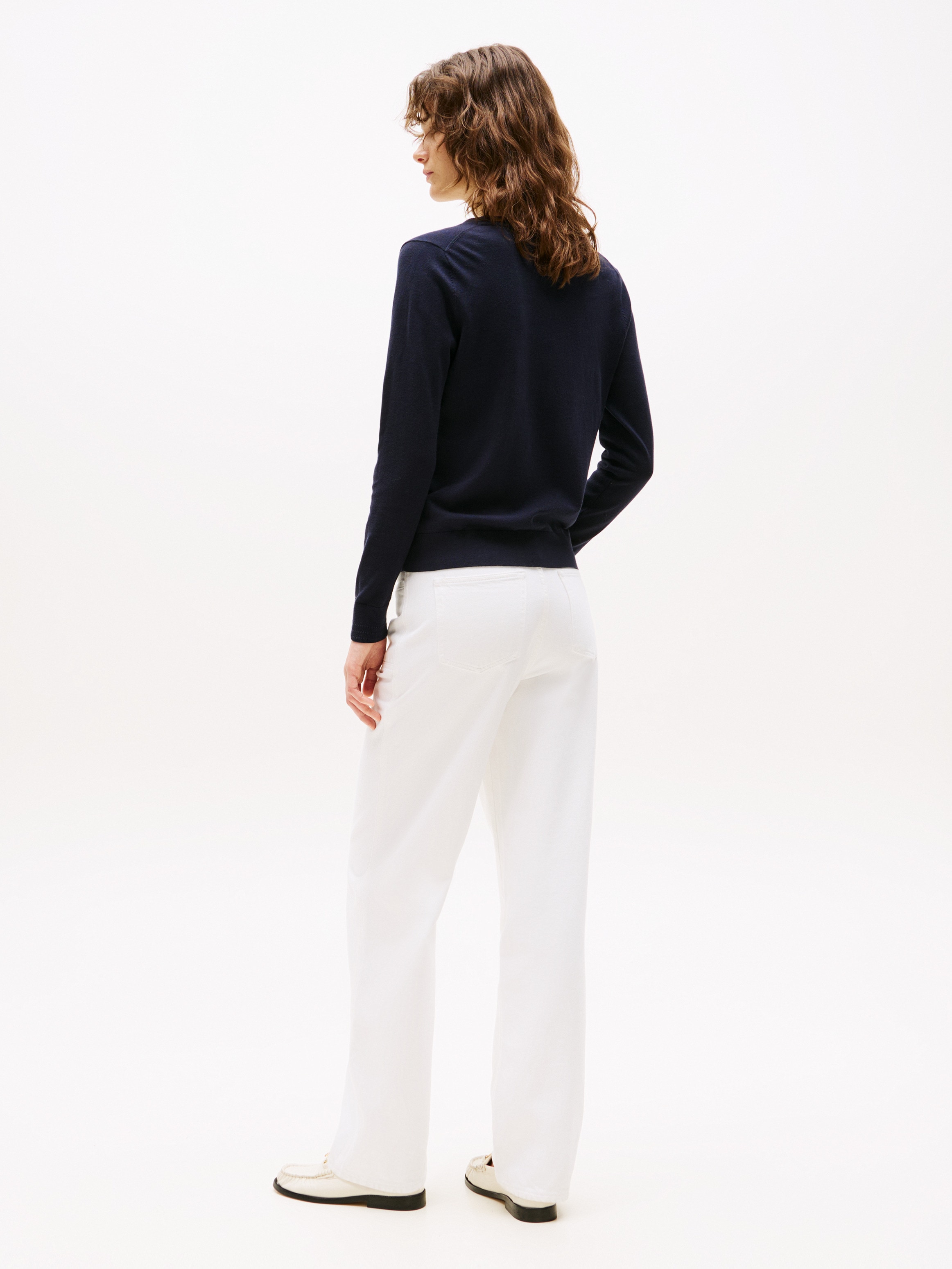 Tommy Hilfiger V-Ausschnitt-Pullover »CO JERSEY STITCH V-NK SWEATER«, Kontrastfarbene Streifen im Ausschnitt und Logo Stickerei am Ärmel
