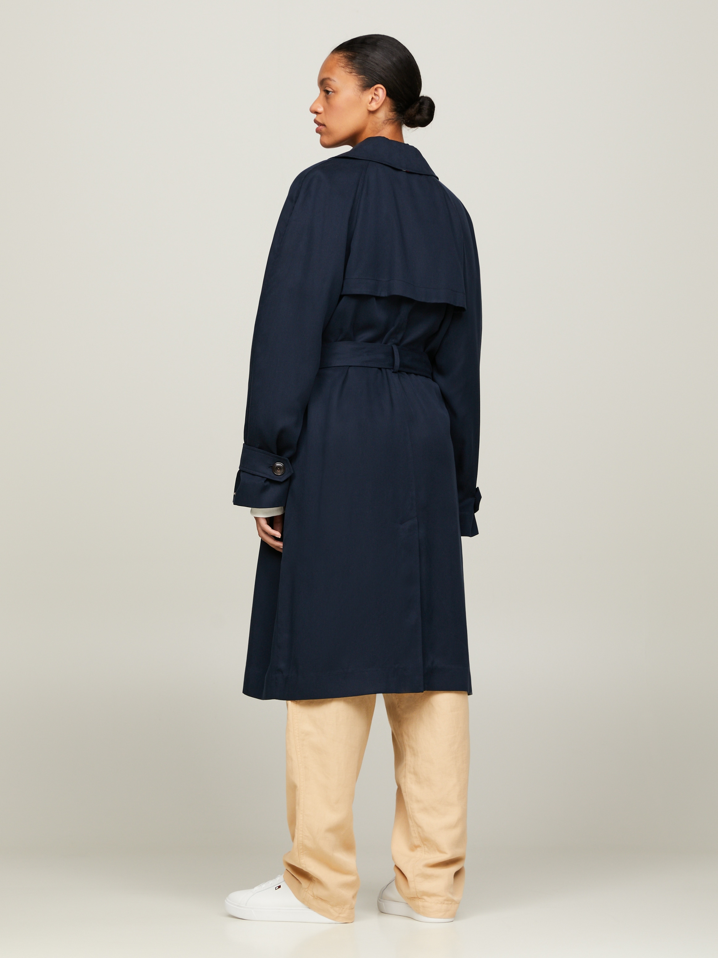 Tommy Hilfiger Trenchcoat »TENCEL BLEND FLUID TRENCH«, mit Metalllabel